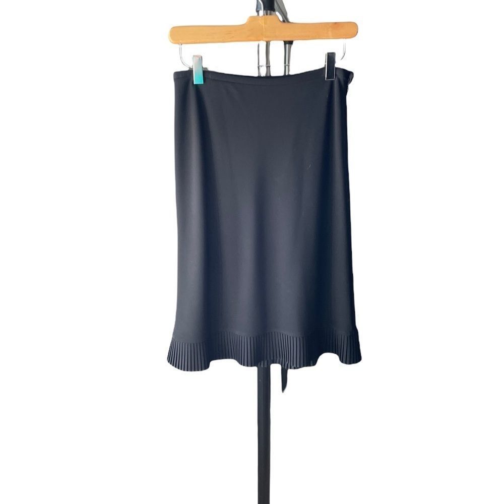 Ann Taylor black skirt with a fringed pattern on him. Size 2 Petit